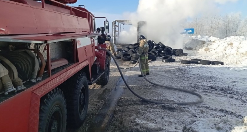 Во Владимирской области на трассе М-7 сгорел грузовик, перевозивший покрышки