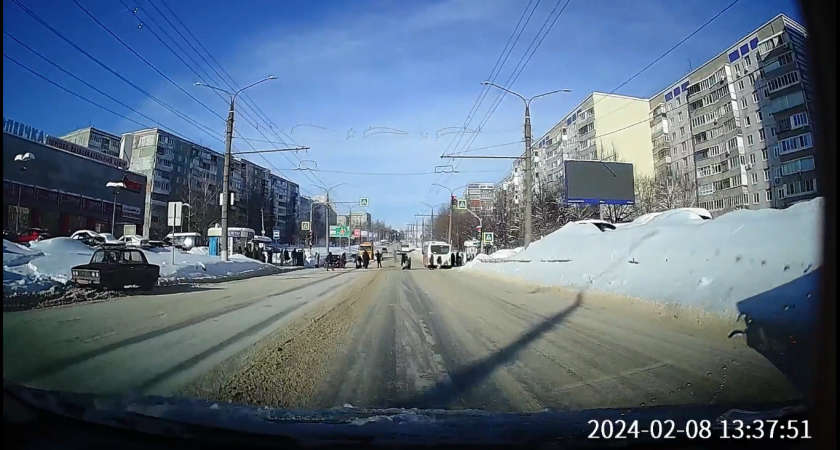 Во Владимире водитель легковушки выехал на пешеходный переход и сбил переходившего дорогу парня