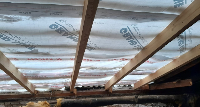 Рухнувшую крышу в кольчугинском доме под нажимом прокуратуры частично отремонтировали