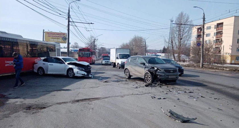 В ДТП в Добром попали две иномарки "Kia" и городской автобус