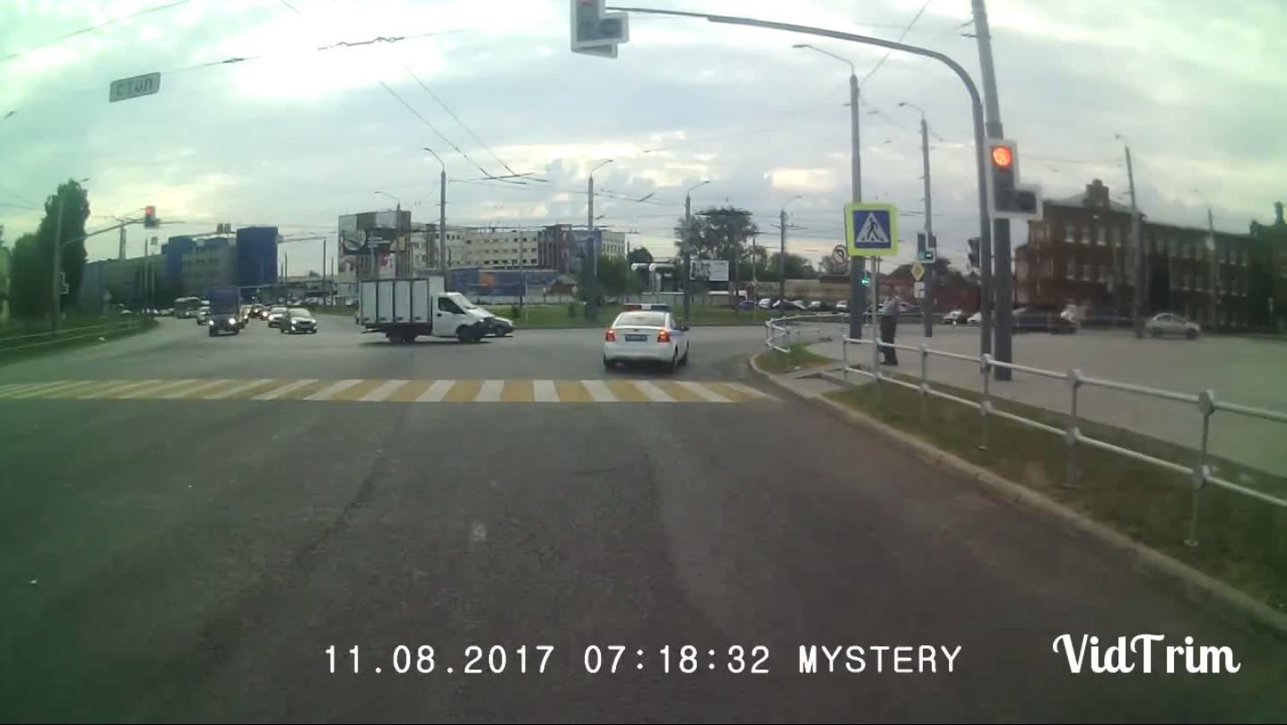 В сети появилось видео, как машина ГИБДД на красный проезжает перекресток у площади Фрунзе