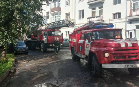 В центре Владимира горел дом: потребовалась эвакуация, один жилец погиб