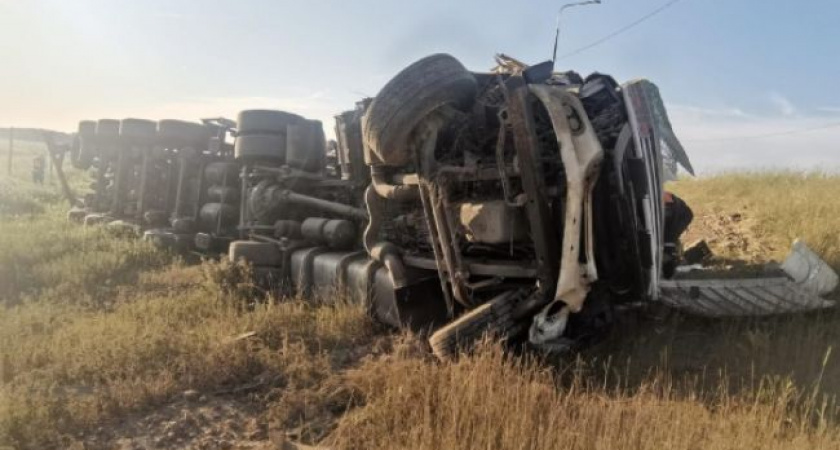 В Собинском районе перевернулся грузовик с битумом