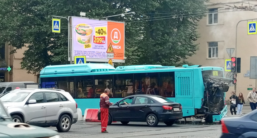Автобус "Волгобас" потерял свой двигатель во время движения