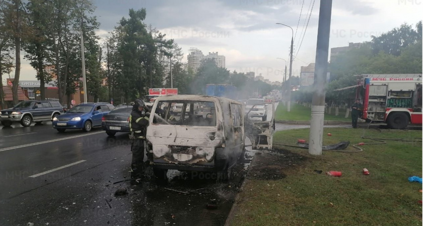 То ли жара, то ли молния: во Владимире ищут причину возгорания микроавтобуса