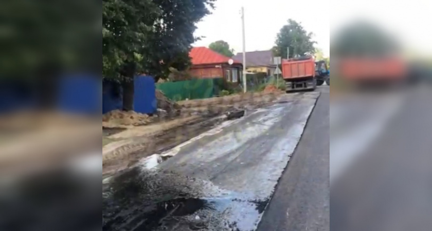Жители Коврова сняли на видео, как во время укладки асфальта из-под земли бьет гейзер