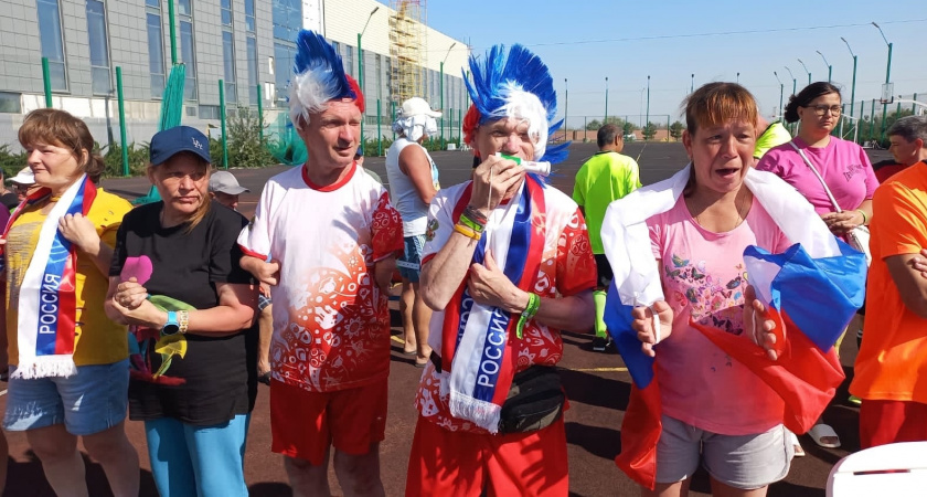 Спецолимпийцы из Владимирской области и Донбасса устроили забег по берегу Черного моря