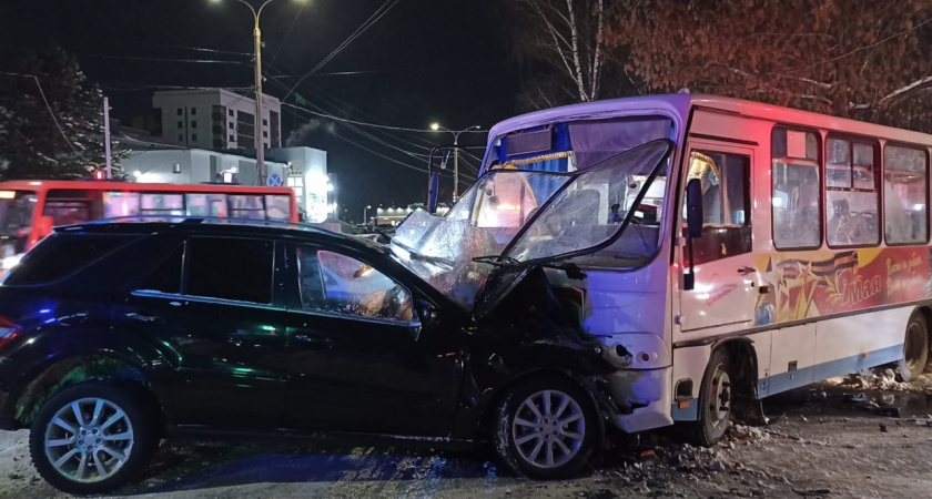 В Коврове пассажирский автобус столкнулся с иномаркой: есть пострадавшие