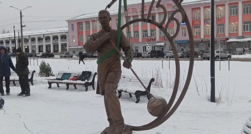 Под Новый год в Гусь-Хрустальном установили памятник стеклодуву