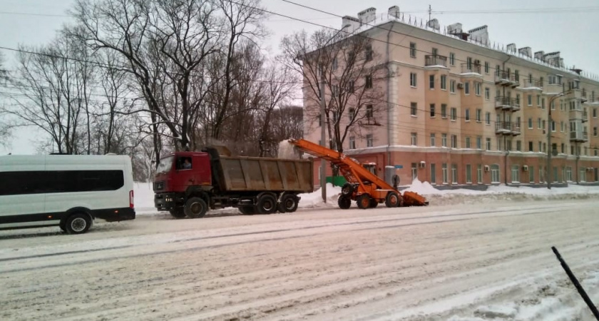Владимирцев просят не мешать уборке снега и убрать свои автомобили с 9 улиц города