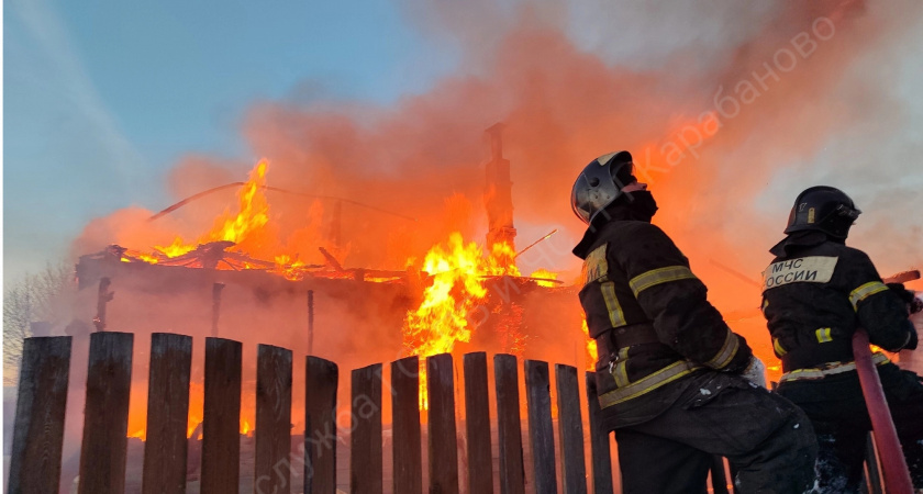 В Александровском районе мощный пожар уничтожил жилой дом