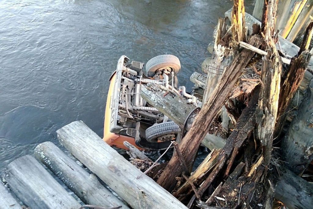 Под Владимиром грузовик упал с моста в реку: есть погибшие