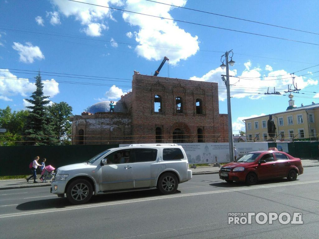 Ни себе, ни людям: строительство церкви на месте "Блинчиков" временно приостановлено