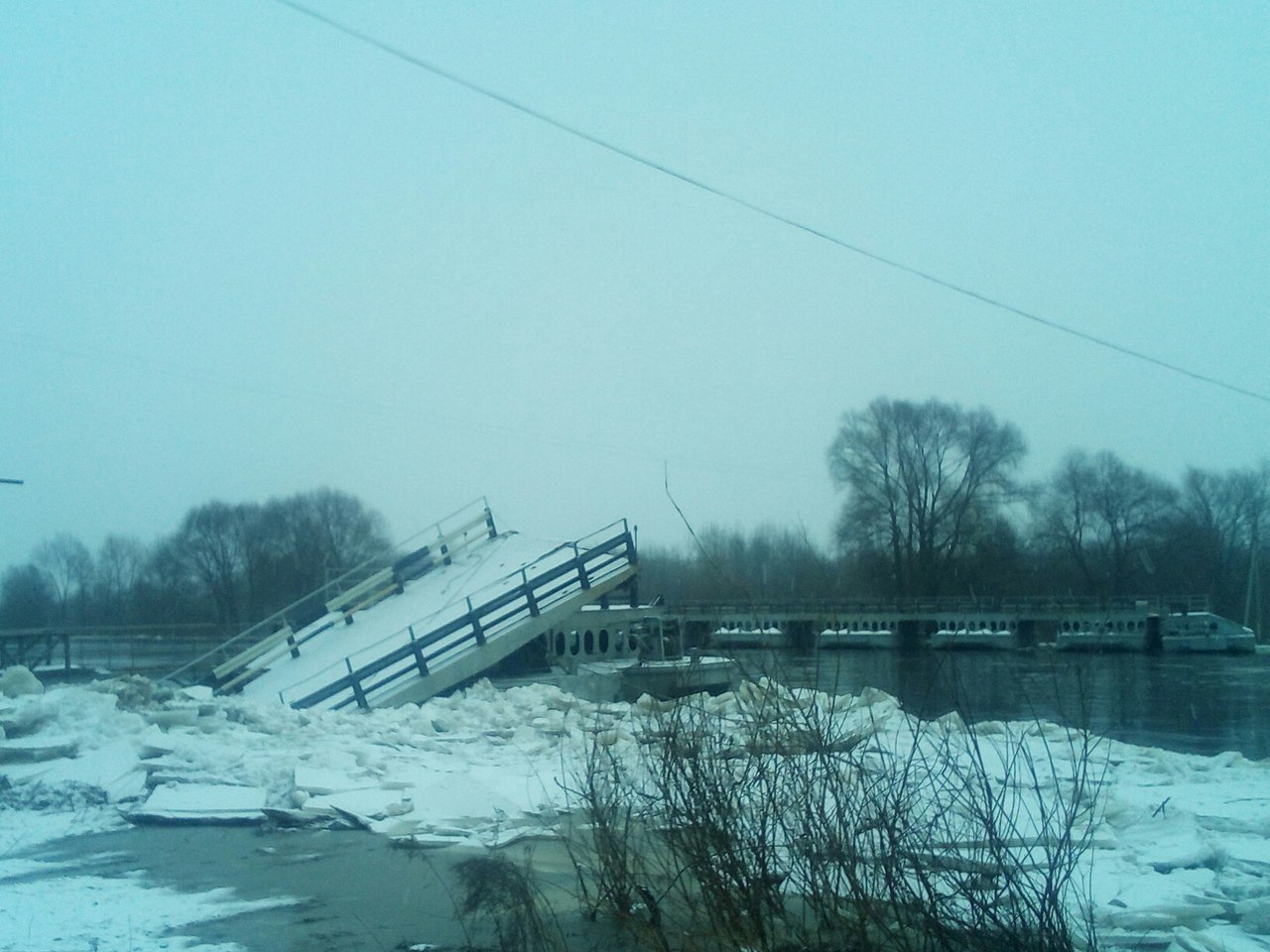 Во Владимирской области лед сдвинул мост
