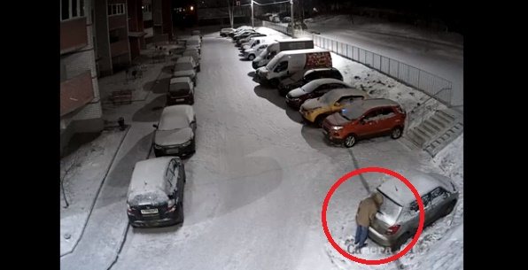 Во Владимире пьяный мужчина устроил переполох на придомовой парковке (видео)