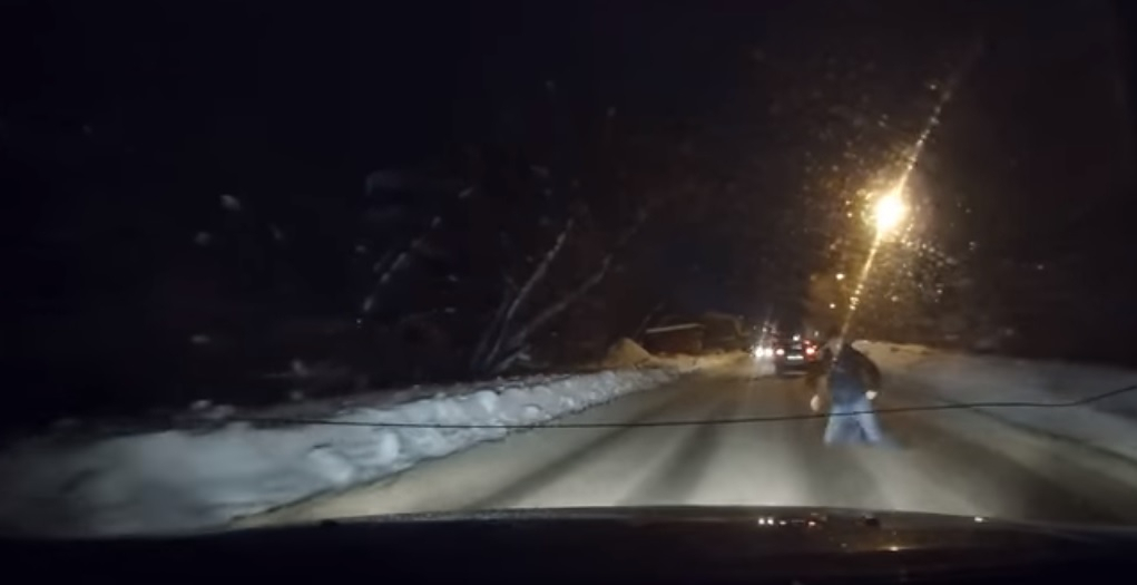 В Петушках пешеход бросился под колеса автомобиля (видео)