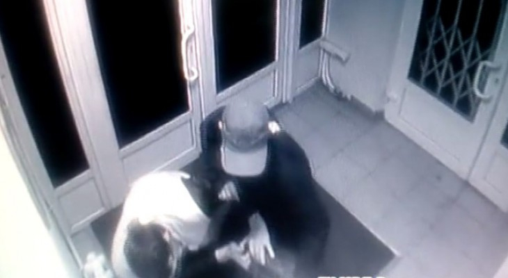 В Коврове двое неизвестных пытались вскрыть банкомат в отделении банка