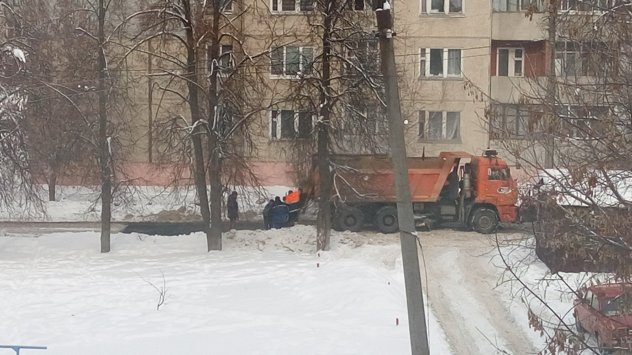 На улицах Владимира начали укладывать асфальт прямо на снег (видео)