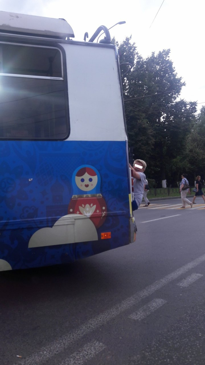 Владимирские школьники рискуют жизнью, цепляясь за троллейбусы
