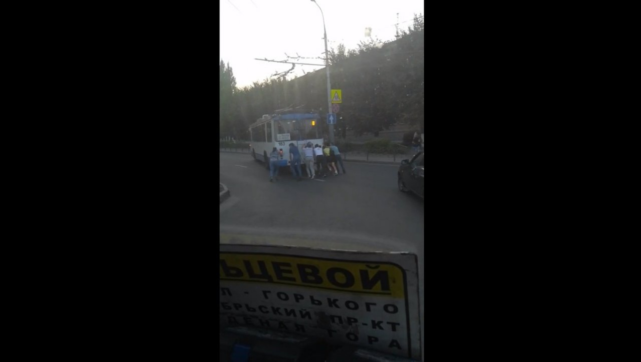 Во Владимире пассажирам пришлось своими руками толкать троллейбус