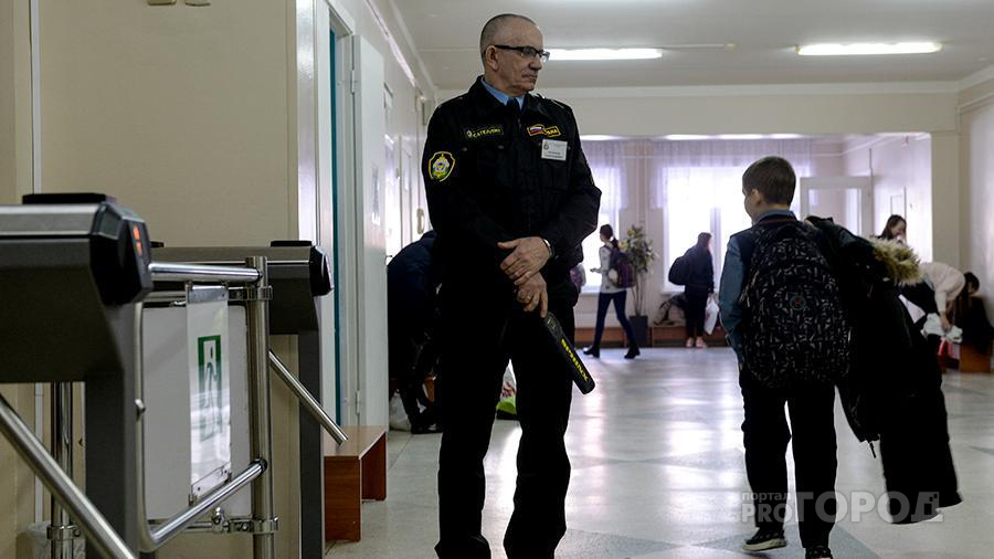 Владимирцам запретили платить за охрану в школе