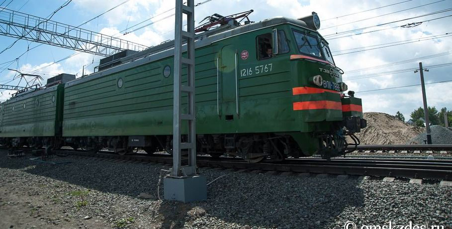 На Горьковской железной дороге товарный поезд протаранил «Соболь»