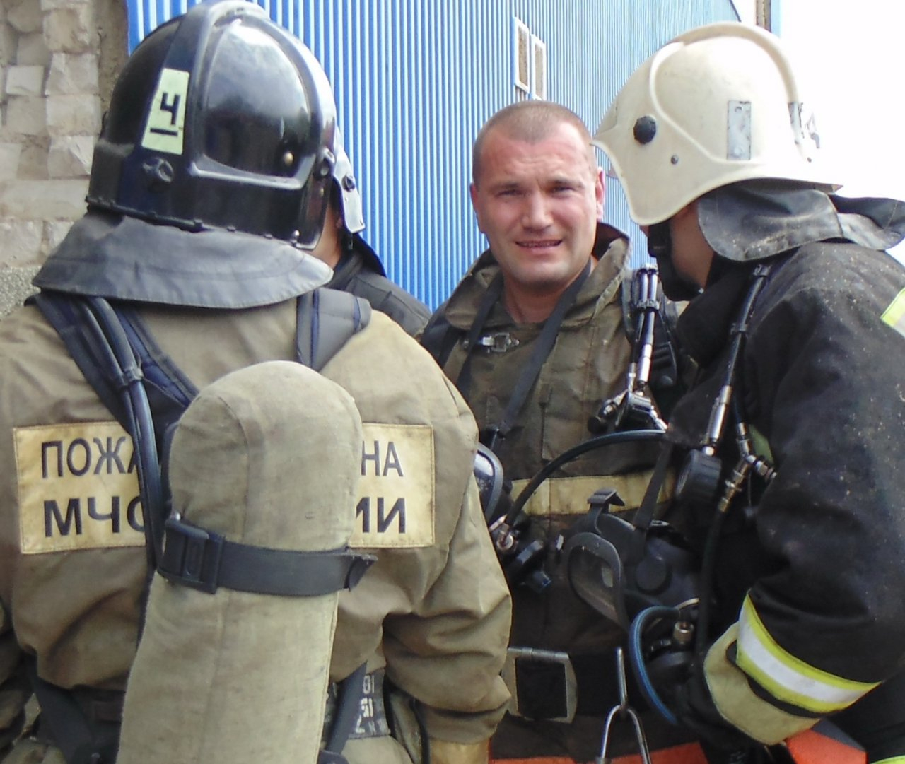 Спасатели вынесли мужчину из горящей квартиры в Коврове