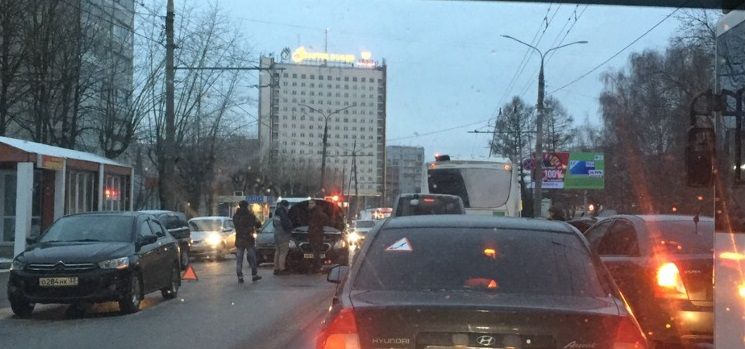 ДТП на проспекте Строителей: сразу 4 авто образовали внушительную пробку