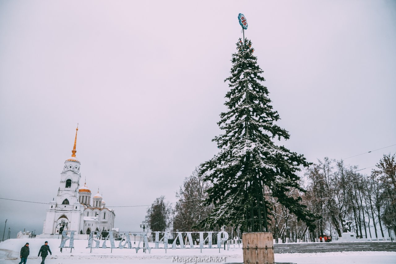Праздники близко: город Владимир украшают к Новому году