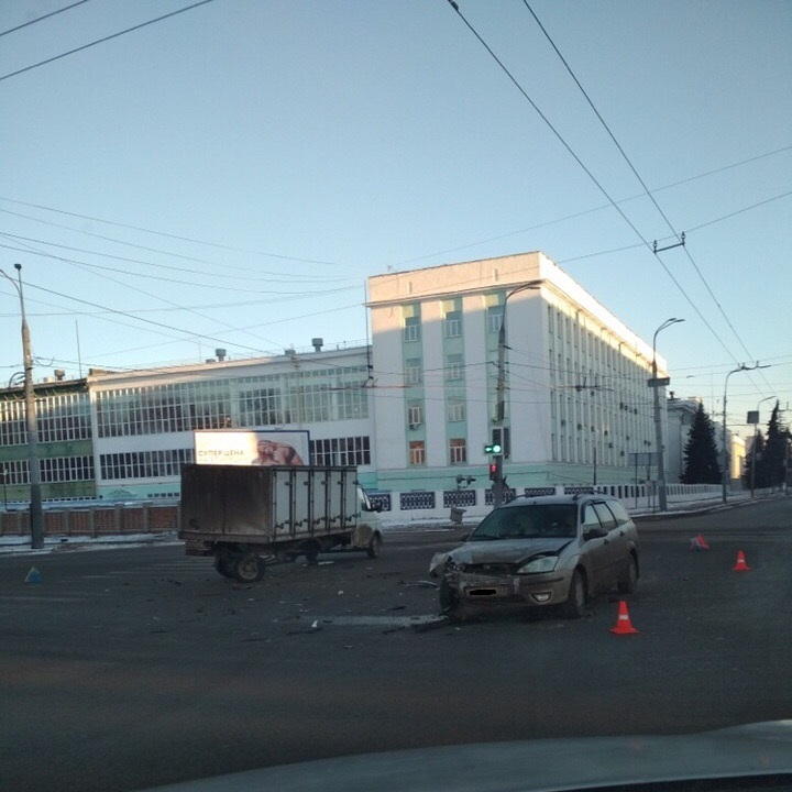 ДТП во Владимире: "ГАЗель" не поделила дорогу с легковым авто