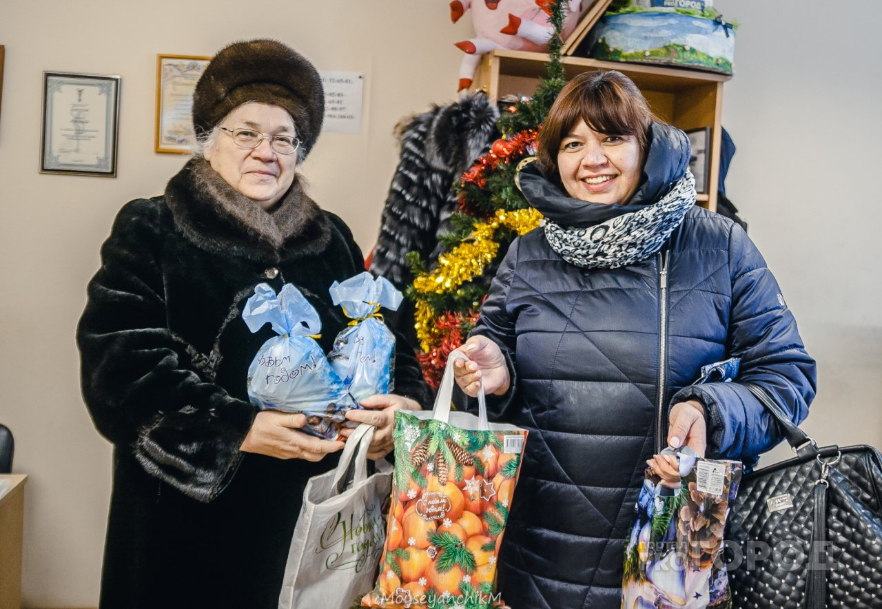 Владимирцы продолжают приносить подарки для бабушек и дедушек