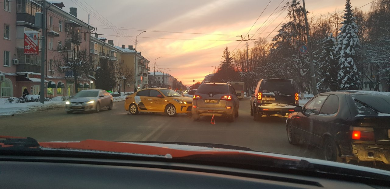 ДТП во Владимире: автомобиль такси задел легковушку, движение затруднено