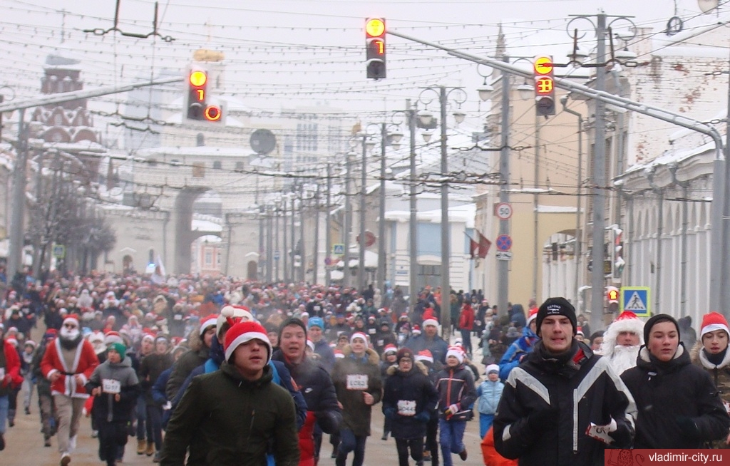 Тысячи владимирцев переоделись в Дедов Морозов, чтобы пробежаться по городу