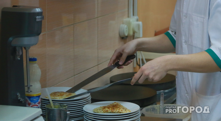 Во Владимирском кафе готовили пищу на грязных столах