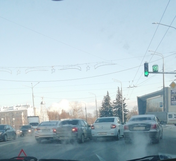 Иномарка во Владимире "застряла" между двумя другими автомобилями