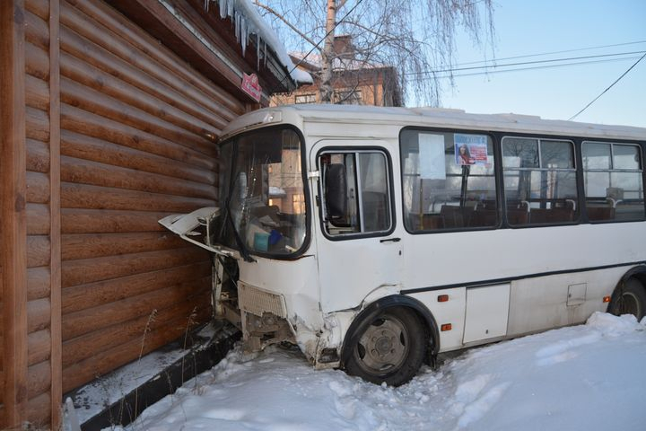 Автобус с пассажирами врезался в дом в Коврове