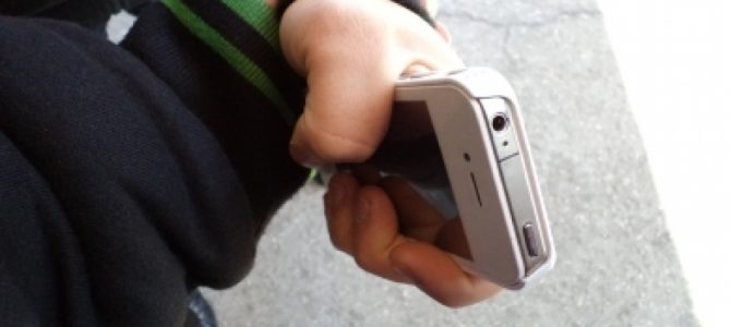 Во Владимире трудный старшеклассник запугал школьника и украл его смартфон