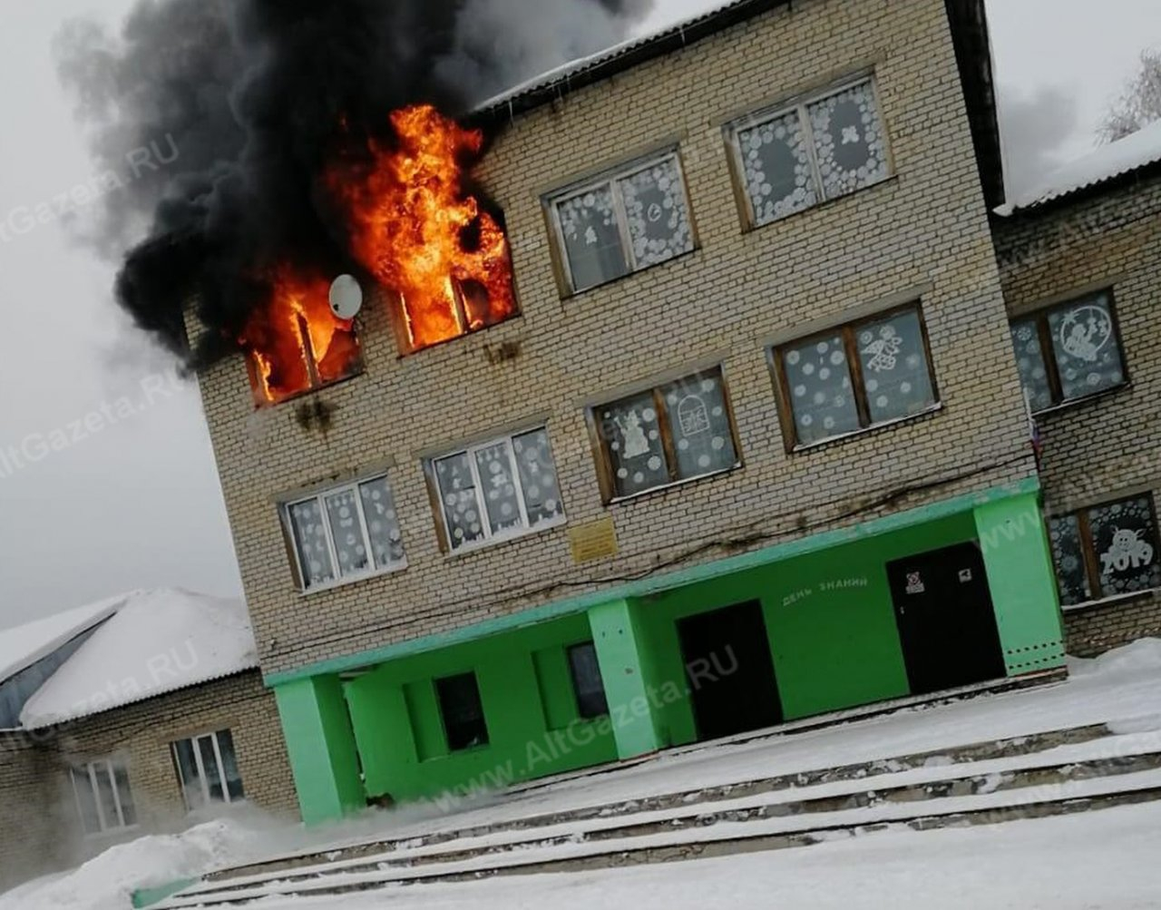 Во Владимирской области горит трехэтажная школа