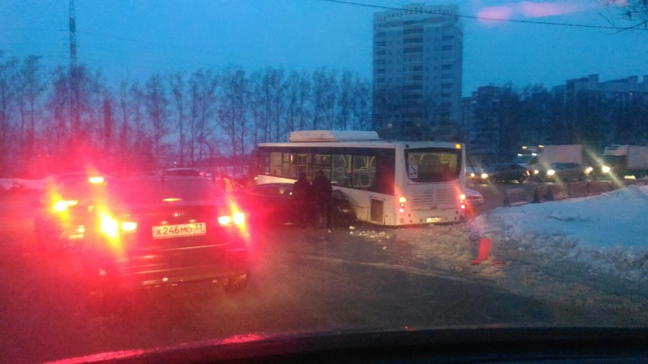 Пекинка встала в пробку: ДТП с автобусом заблокировало движение