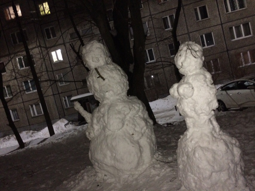 В одном из дворов Владимира появились снеговики с неприличными частями тела