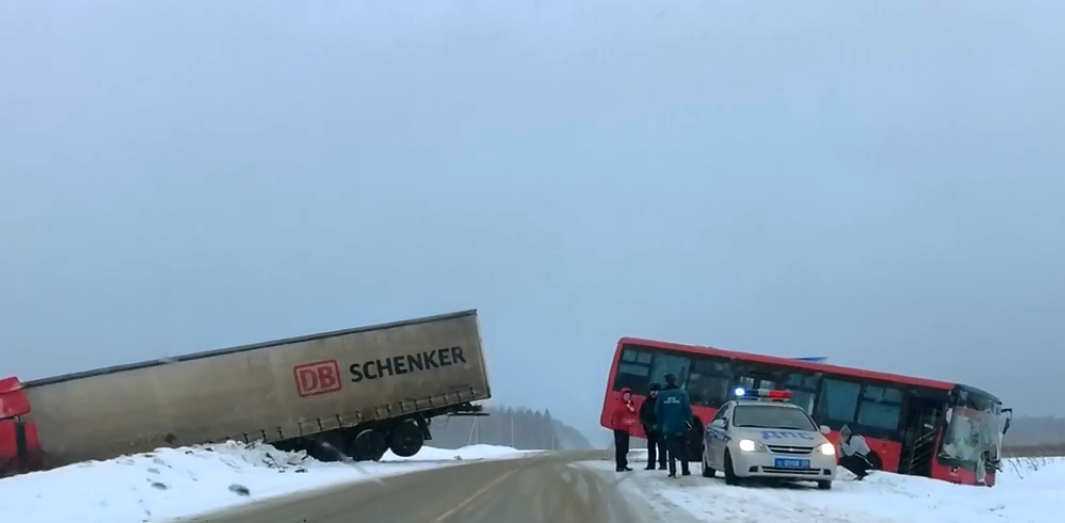 Автобус столкнулся с грузовиком под Александровом и улетел в кювет (видео)