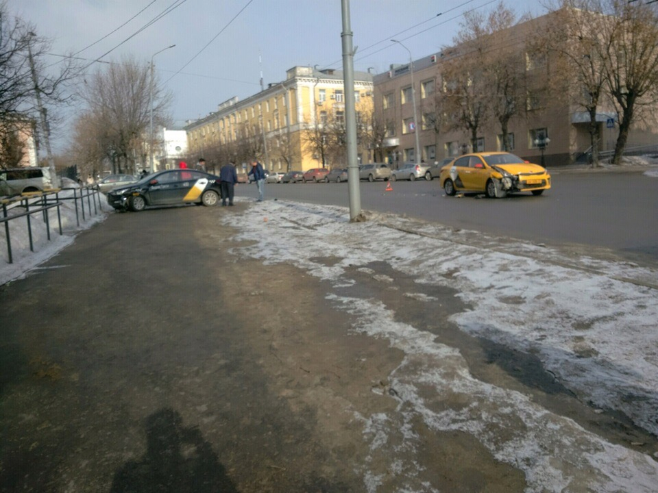 Два автомобиля известного такси столкнулись во Владимире