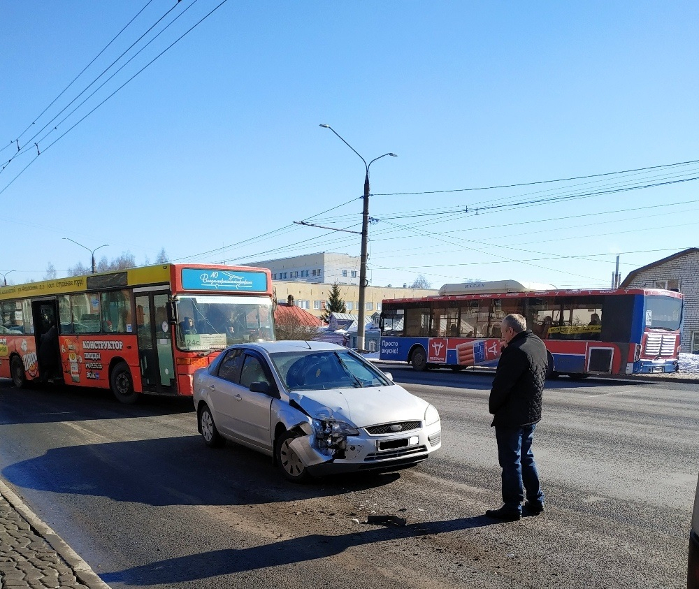 В Добром легковой автомобиль столкнулся с автобусом