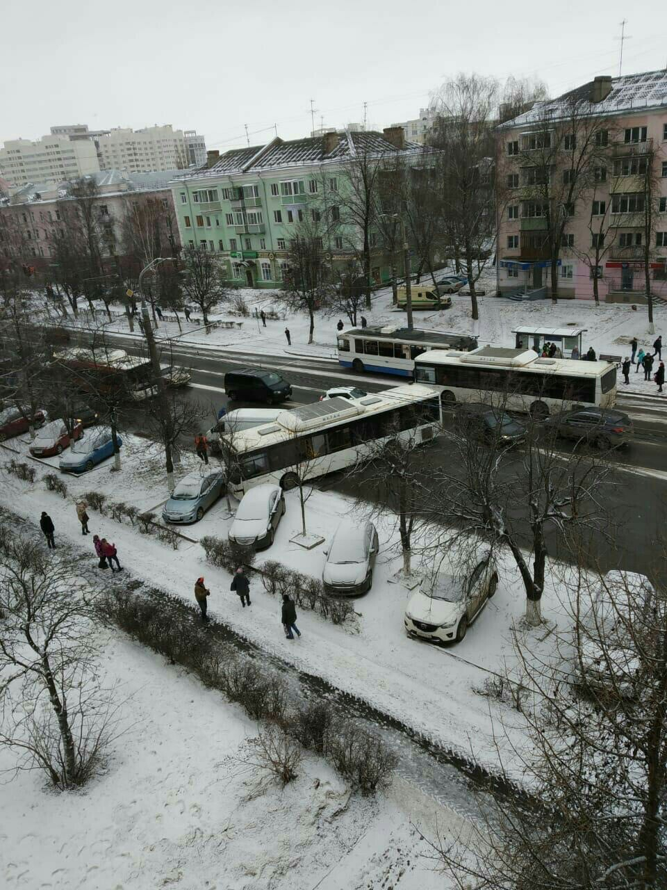Видео ДТП с автобусом, перекрывшим проспект Ленина во Владимире
