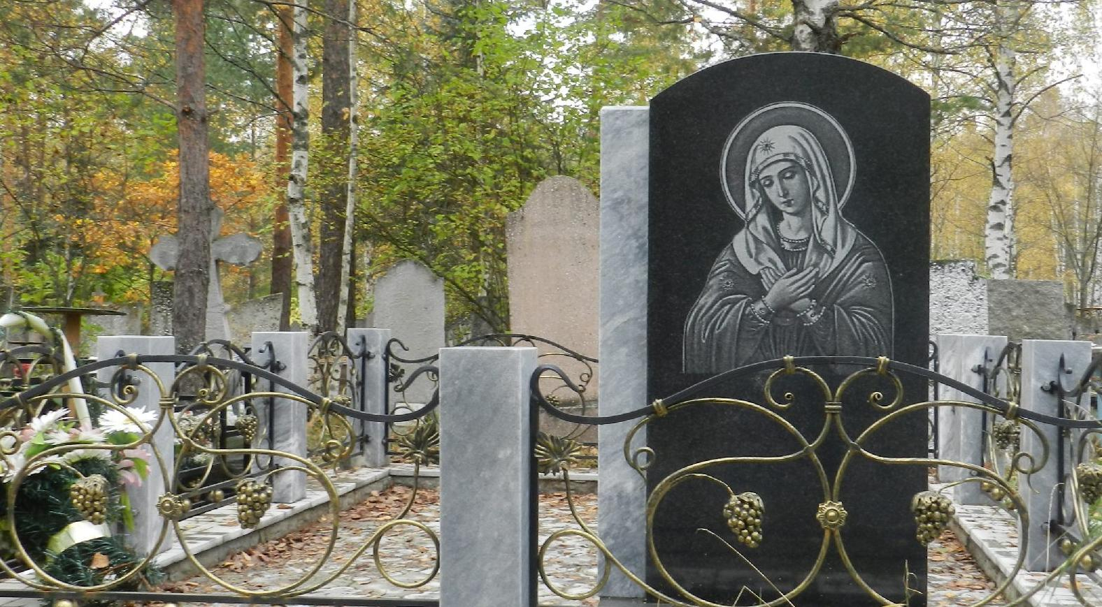 Благоустройство могил: от чего зависит цена и где заказывать памятники?