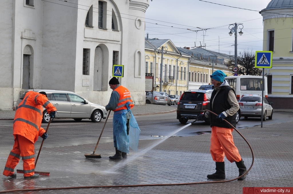 Весенняя уборка во Владимире началась с мытья дорог, тротуаров и остановок