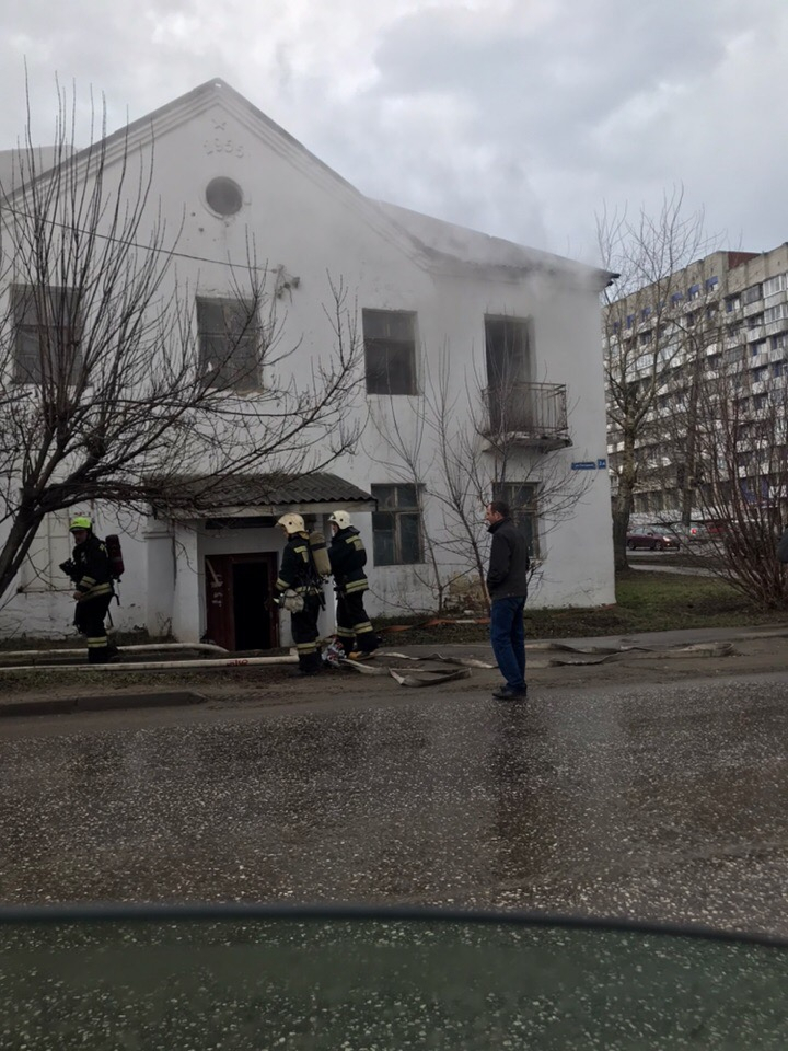 Во Владимире на улице Погодина сегодня полыхал двухэтажный дом