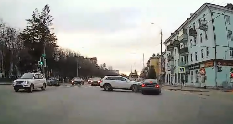 ДТП во Владимире: две иномарки столкнулись у площади Ленина