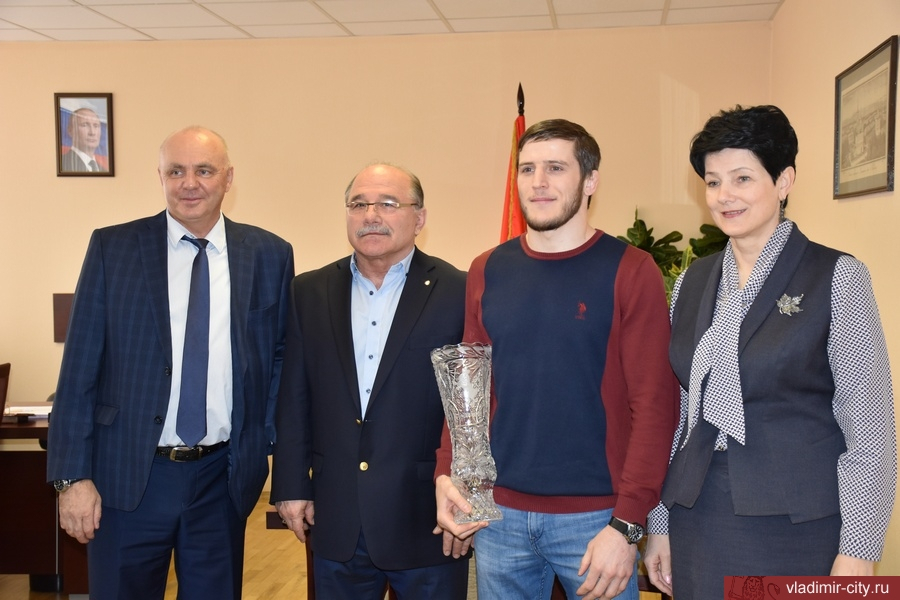 Абуязид Манцигов встретился с главами города после победы на чемпионате