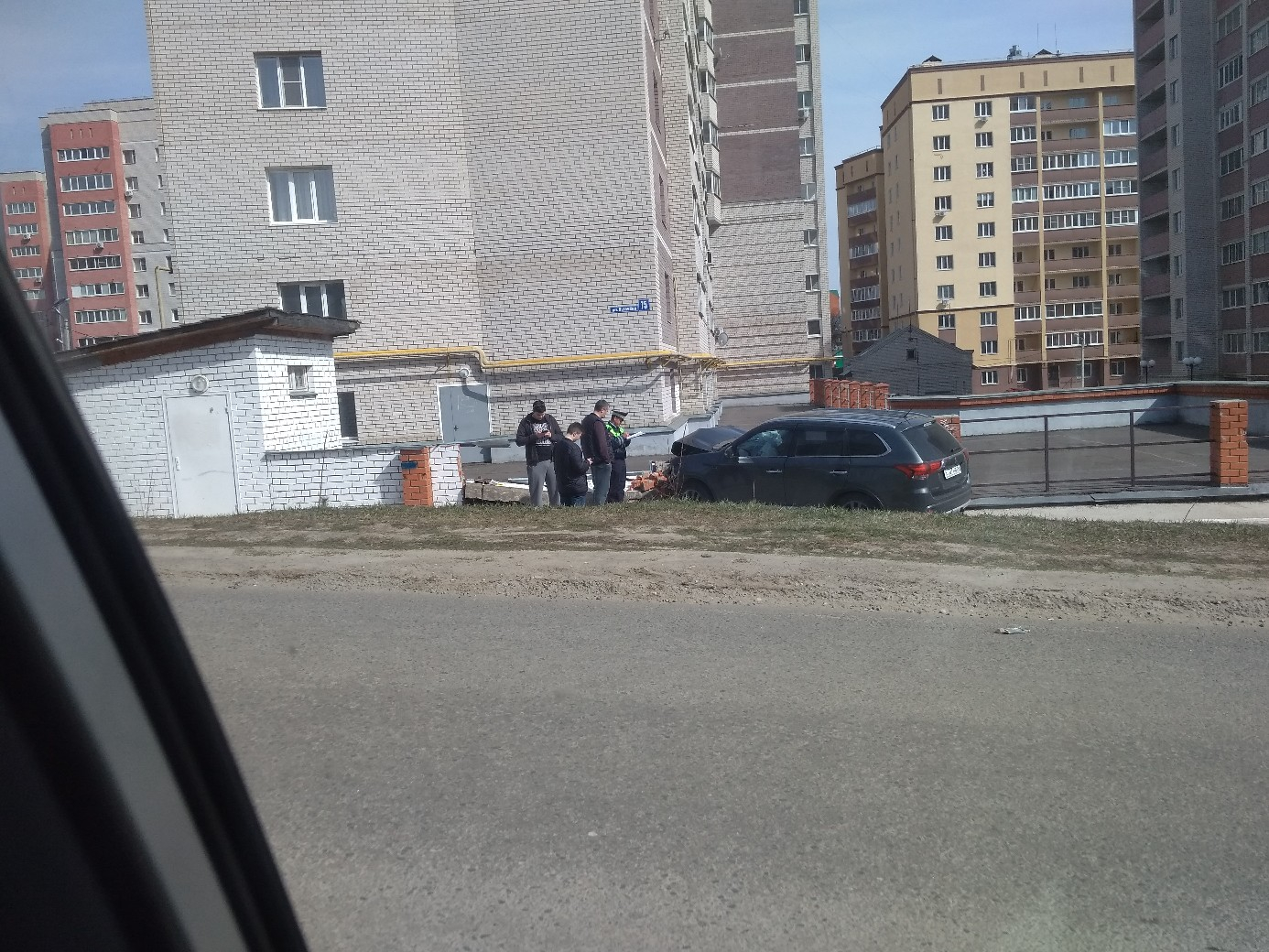 Сразу два забора во Владимире серьёзно пострадали от автомобилей